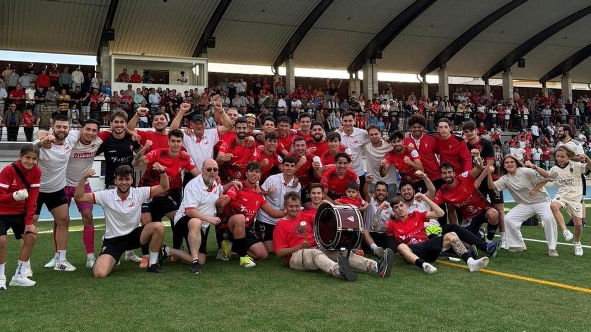 El Egabrense celebra el pase a la final por el ascenso a la Tercera RFEF.
