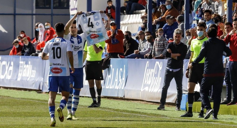 El Alcoyano derrota al Sevilla Atlético gracias a un doblete del central en los diez primeros minutos