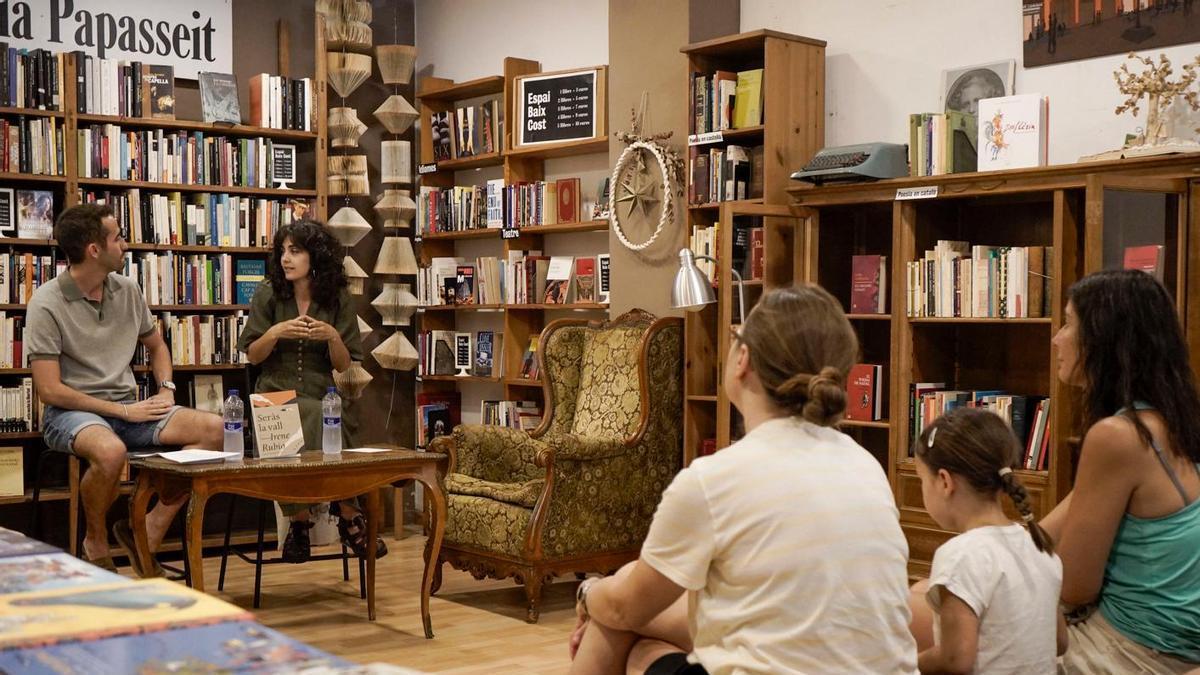 Un moment de l’acte de presentació de la novel·la «Seràs la vall», a la llibreria Papasseit