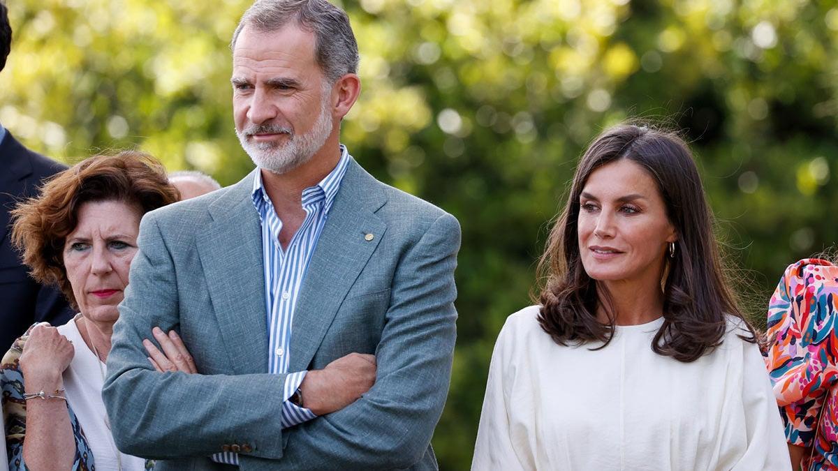 La reina Letizia estrena la falda rosa más romántica