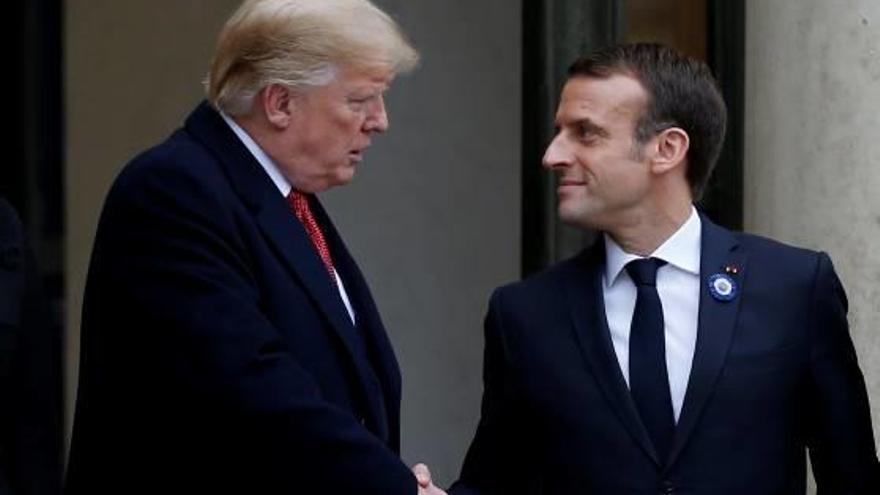 Trump i Macron se saluden a l&#039;entrada de l&#039;Elisi.