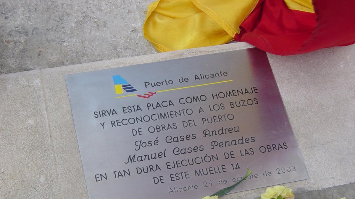 Detalle de la placa que se instaló en octubre de 2003 en reconocimiento a la labor realizada por José y Manuel Cases