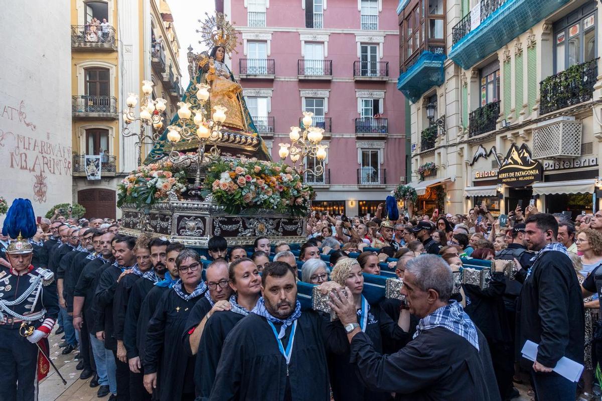 La procesión de la Virgen del Remedio llena Alicante de devoción por su Patrona