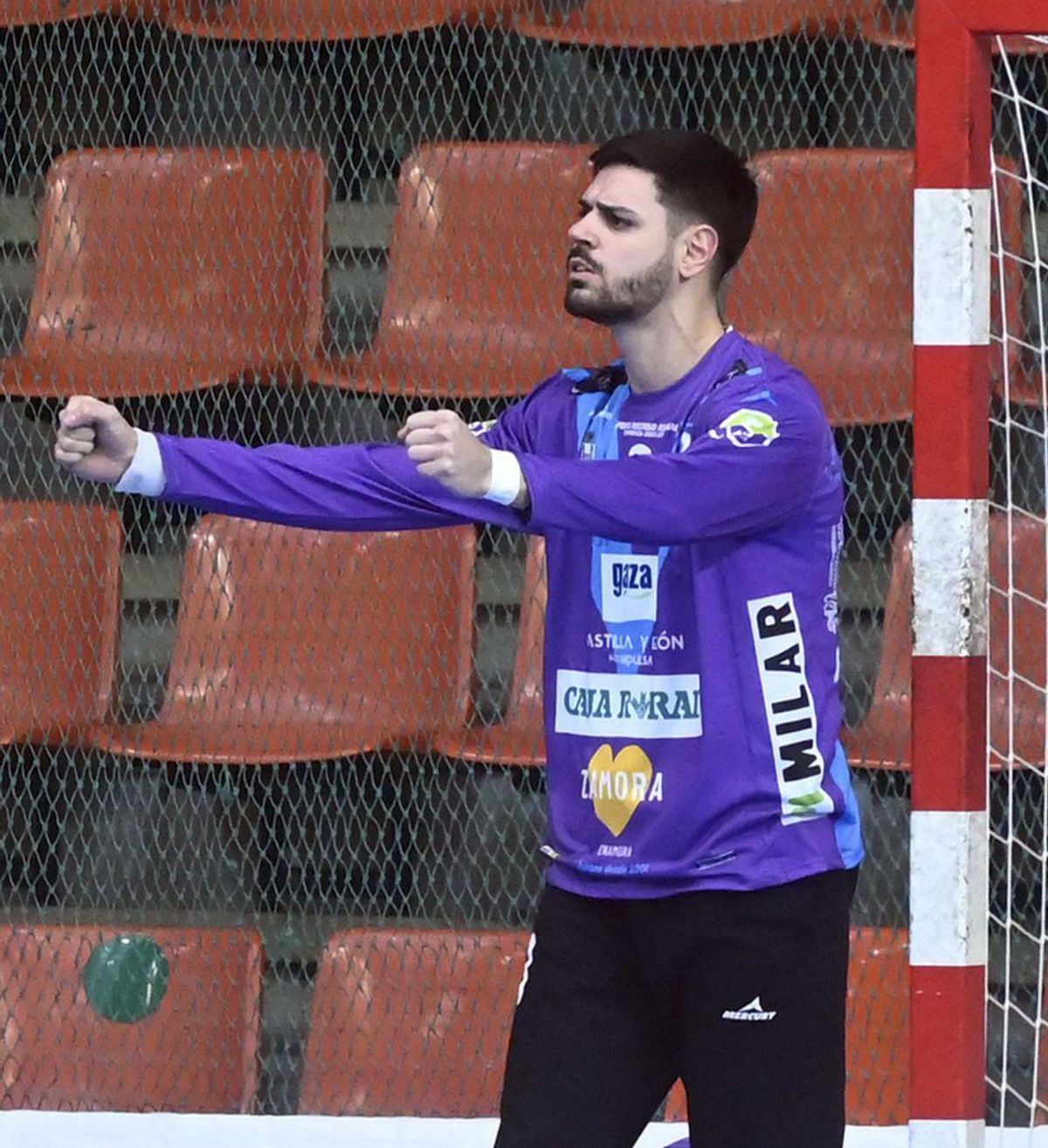 Agustín Forlino celebra una parada lejos del Ángel Nieto. | Área 11