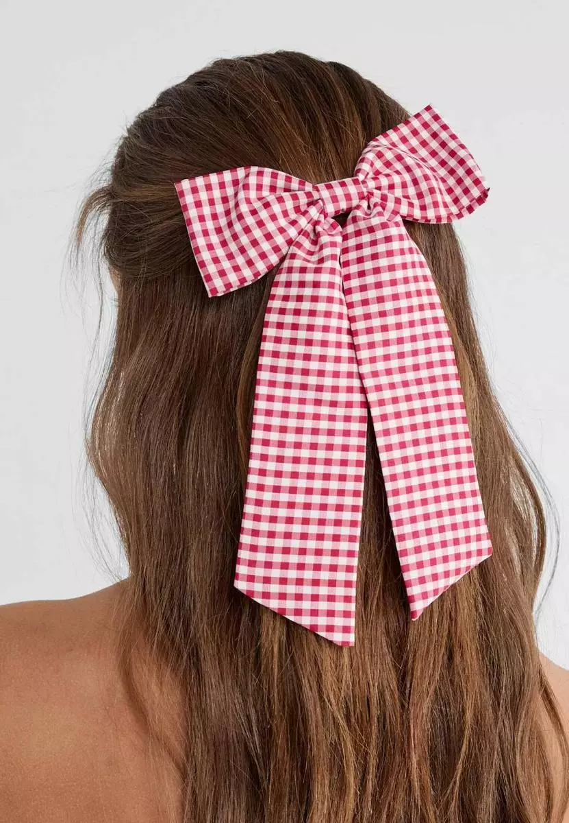 ¡Descubre 8 propuestas encantadoras de Stradivarius para lucir el clásico estampado vichy este verano! 10 Moncloa ¡Añade un toque de encanto y estilo a tu peinado con el lazo para el pelo con estampado vichy de Stradivarius, por solo 6,99 €!