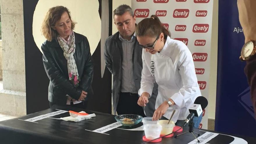 Una de las cocineras hace una demostración al alcalde.