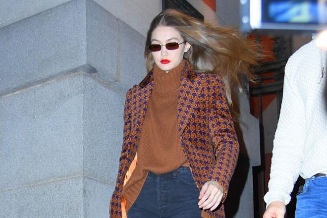 Gigi Hadid ha encontrado el rojo que mejor sienta a las pieles páidas y rubias