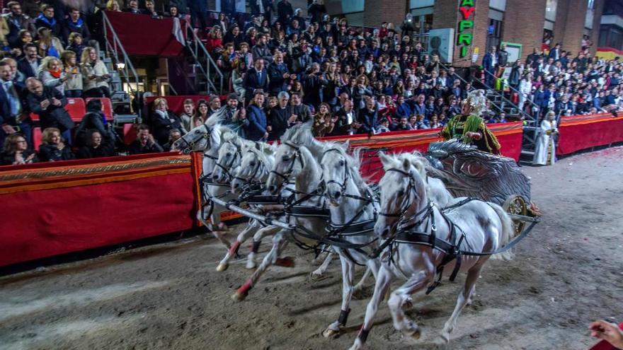 Cada año se colocan alrededor de 11.000 asientos en las tribunas para ver los desfiles.