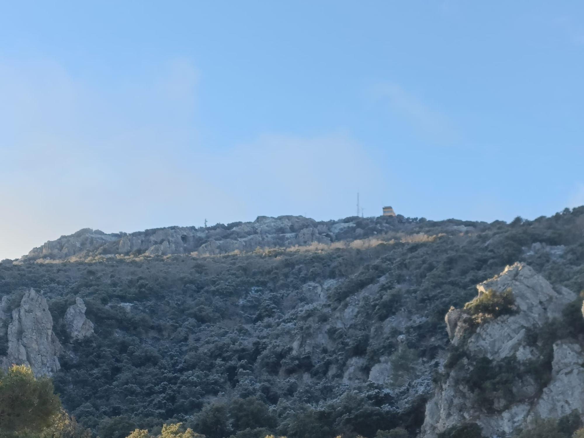 Alcoy amanece con una ligera capa de nieve en Aitana y la Font Roja