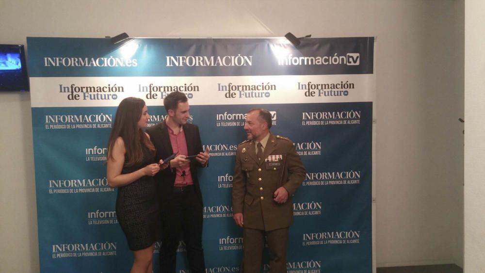 Demetrio Muñoz, comandante militar de Alicante y general jefe del Mando de Operaciones Especiales de Rabasa, responde a las preguntas de María José Valero y Marco Martínez tras recoger el premio Importante de noviembre, que le entregó el presidente de Prensa Ibérica, Javier Moll.