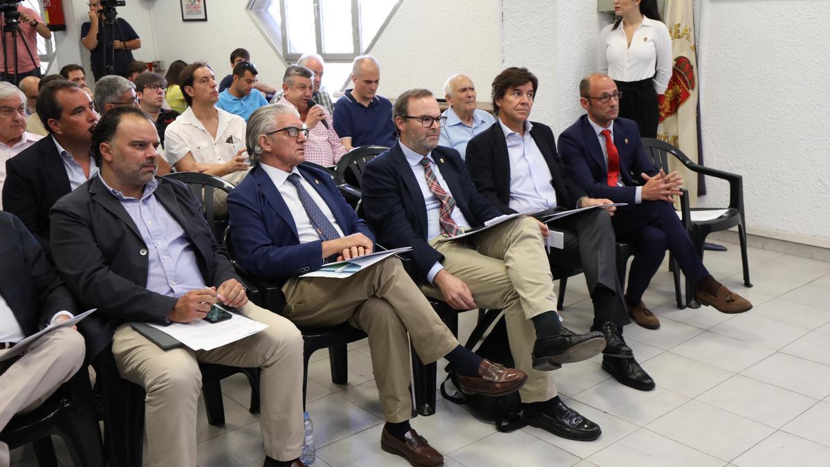 El consejero Fernando de Yarza López-Madrazo, su padre y presidente de la Fundación, Fernando de Yarza Mompeón, el vicepresidente del Zaragoza, Fernando Sainz de Varanda, el consejero Juan Uguet y el exconsejero Fernando Rodrigo, en una Junta General.