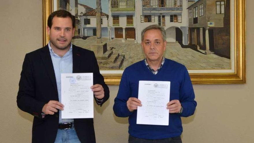 Los alcalde de Cotobade y Cerdedo, Jorge Cubela, y José Balseiros, en abril explicando la fusión. // G.S.