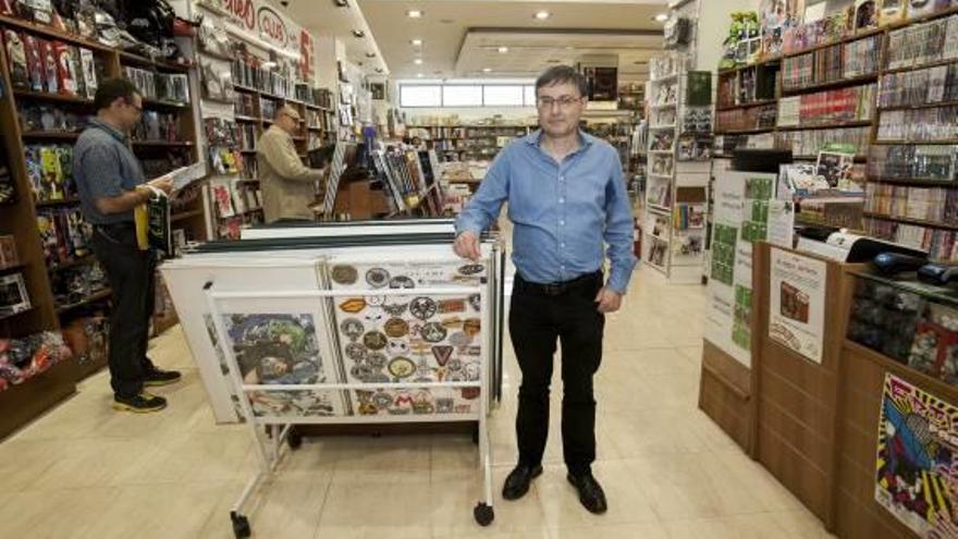 Lorenzo Quiles en mitad de la tienda de Ateneo, el espacio de referencia del cómic alicantino del que ahora es propietario.