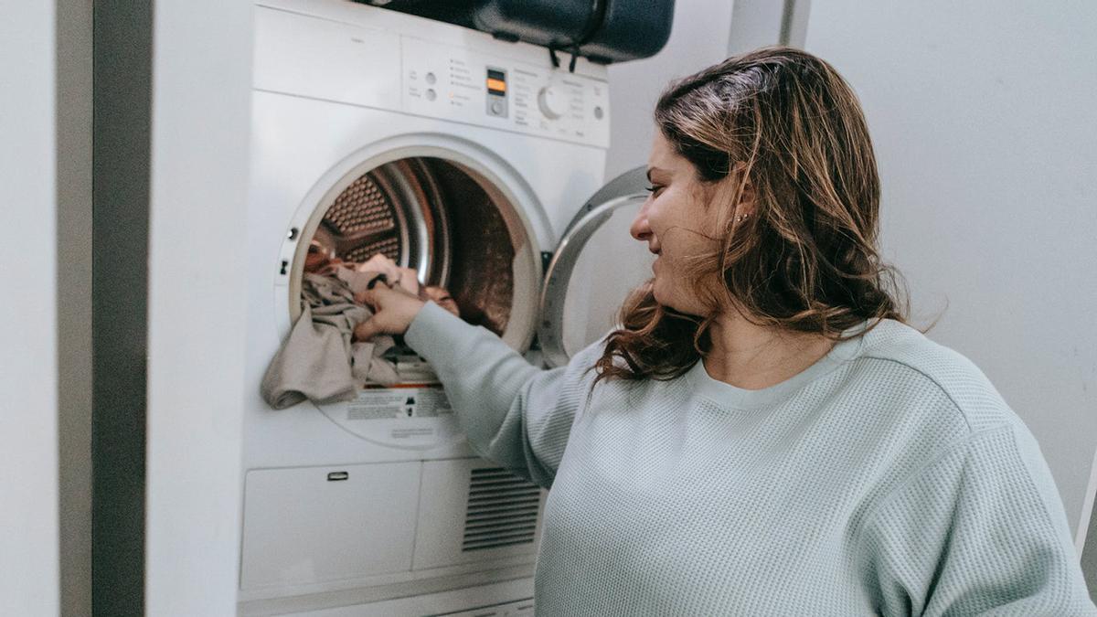 El truco que muchos desconocen que para que la ropa salga más limpia de la lavadora