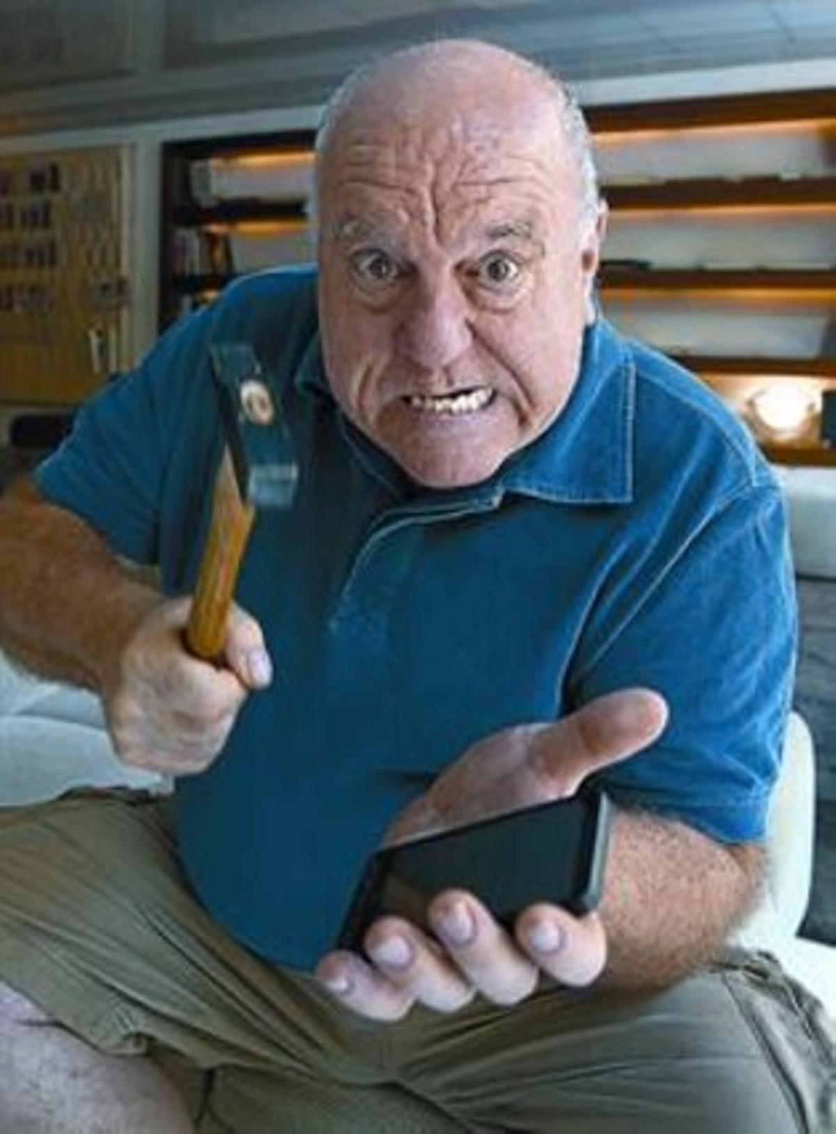 Bassi simula trencar un mòbil, com va fer al teatre Alfil.