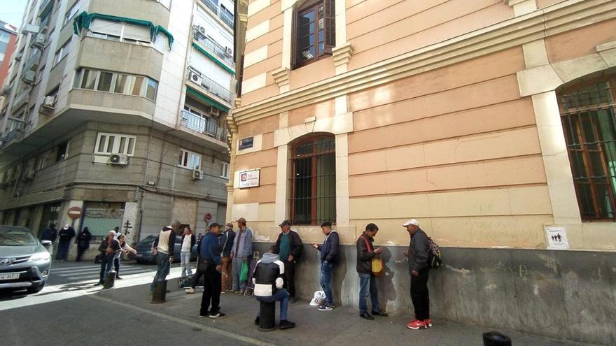 Personas en la cola del comedor social de Murcia.