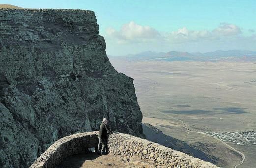Herzog contempla la vista del Bosquecillo de Haría.