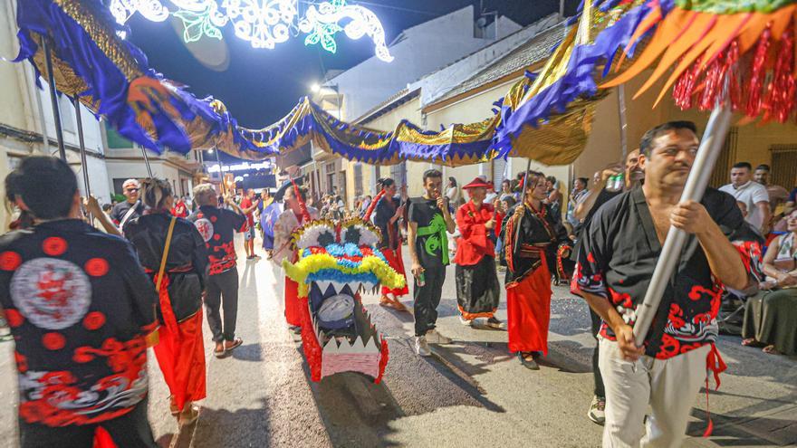 Desfile de carrozas y disfraces en Daya Nueva