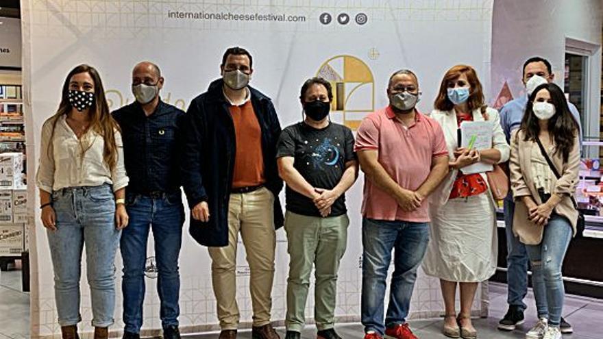 Representantes del Instituto del Queso y de Masymas, tras la firma del acuerdo. | LNE