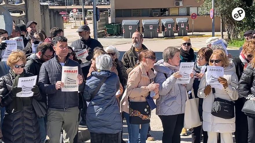 Un abrazo simbólico 'protege' al edificio de Correos en Zaragoza