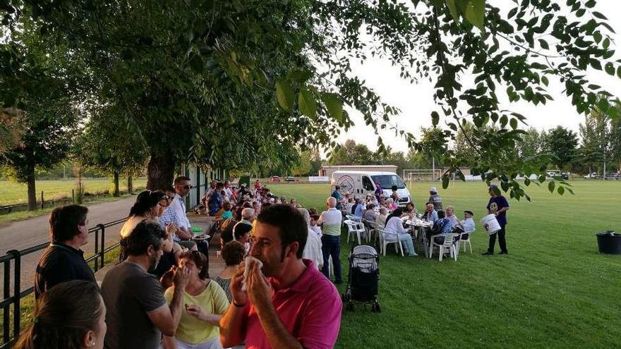 Los comensales participaron en la degustación a la sombra.