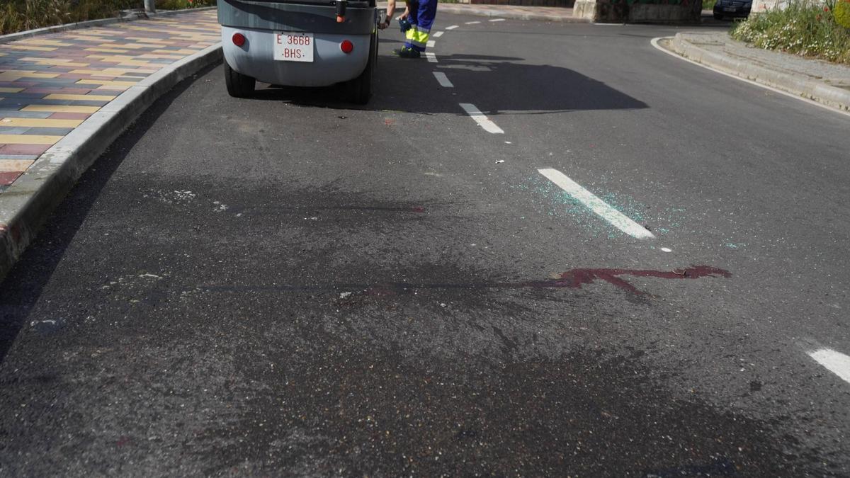 El servicio de la limpieza viaria retira la sangre del tierador herido.