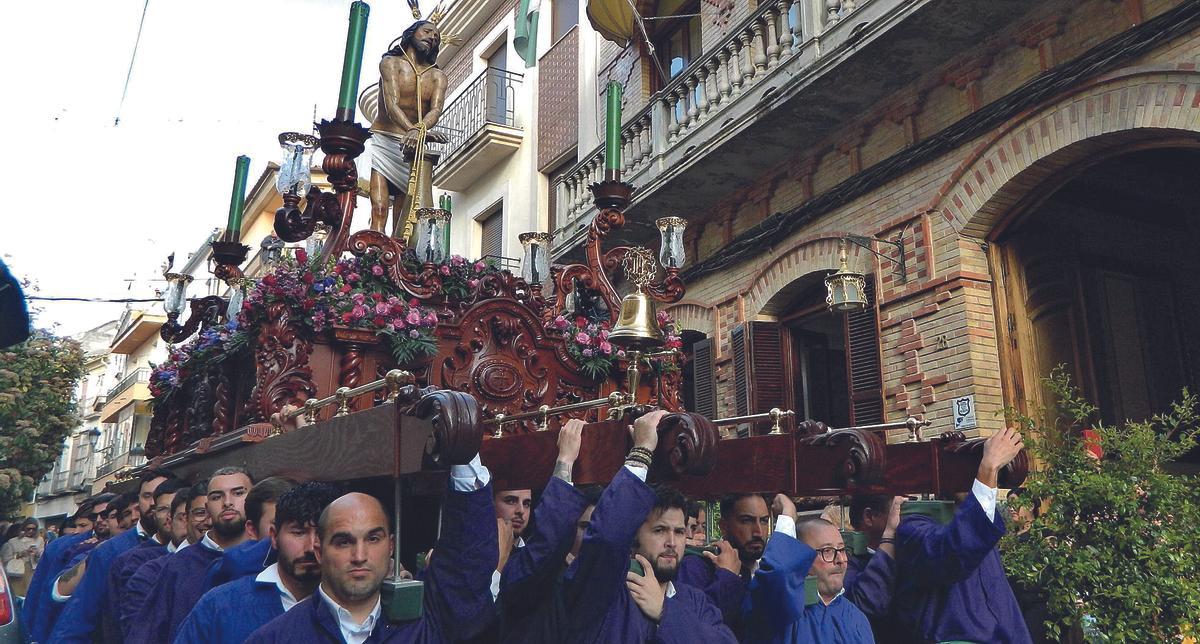 Jesús amarrado a la columna el Domingo de Ramos es portada por sus hermanos.