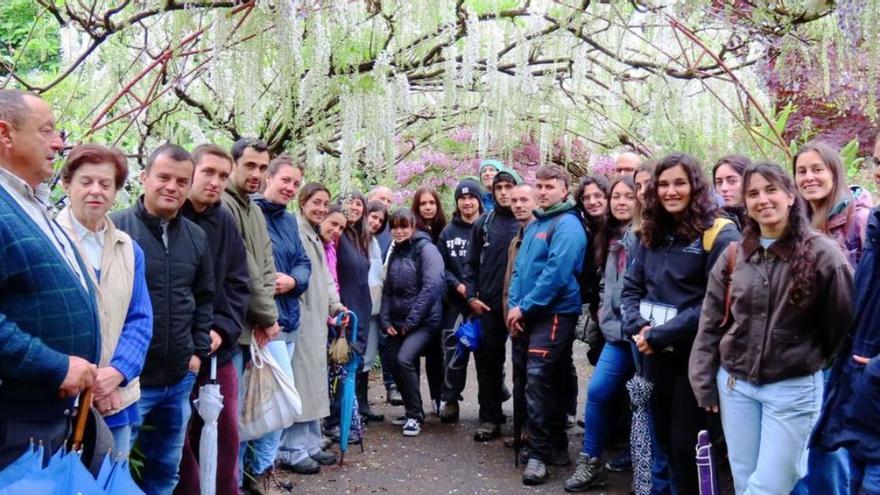 Por la izquierda, Nike García, Juan Luis Díaz y María del Carmen Valdés, junto al resto de participantes en la visita . | V. ALONSO