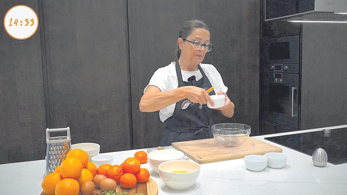 Loles García, durante la preparación de una receta rápida y sana en el programa de Consum en Medi TV.