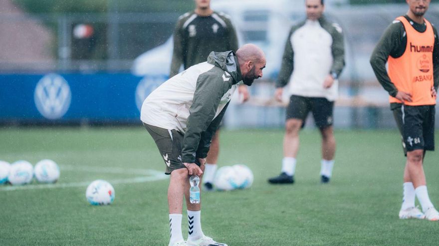 Claudio Giráldez, durante el entrenamiento celebrado ayer por el Celta en Zúrich.| RCCV