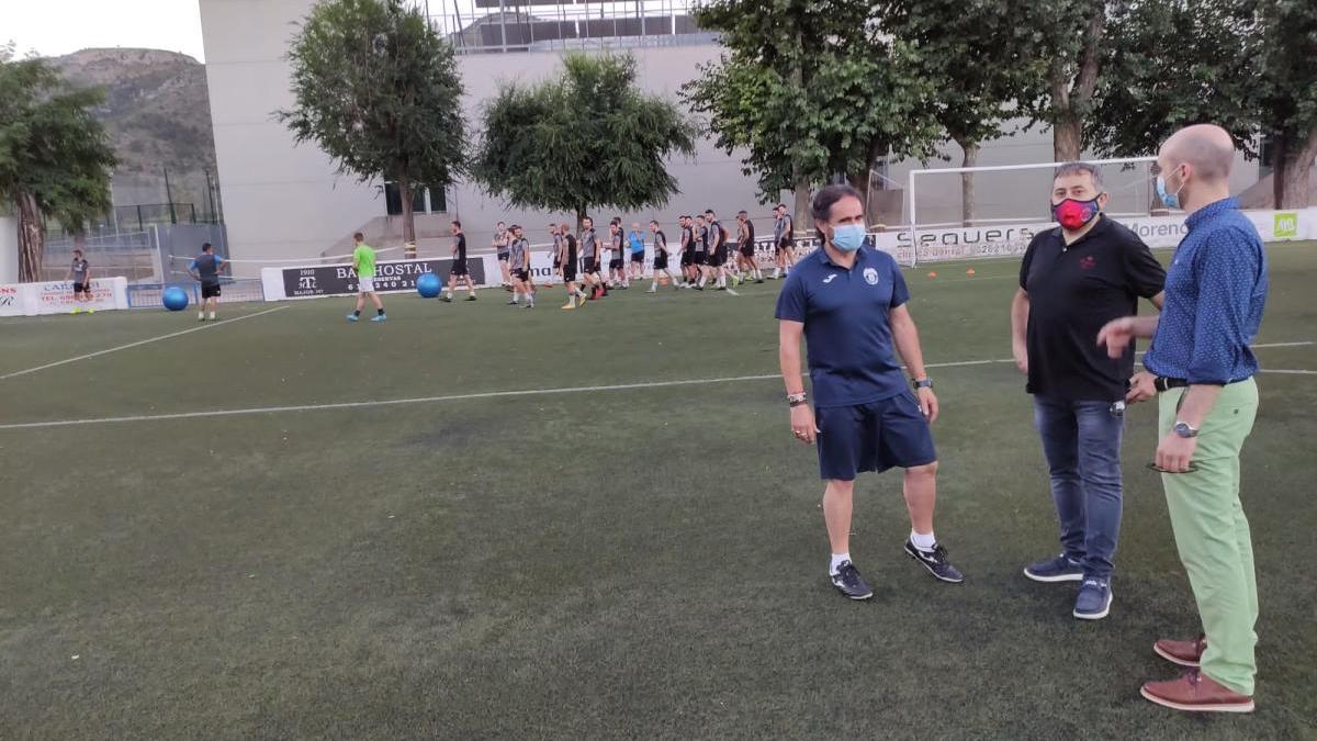 El alcalde, el presidente del club y el entrenador, en el primer entrenamiento.