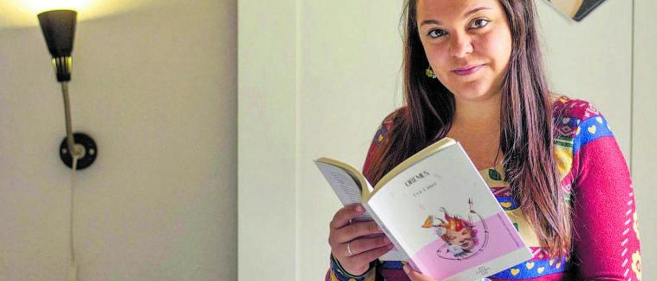 Alicia de la Fuente, fundadora de Editorial Espinas, con el libro más reciente del sello, ’Oremus’, de Eva Canel. | | LP/DLP