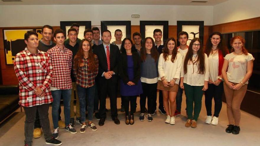 Los estudiantes, junto a Guillermo Martínez, en el centro.