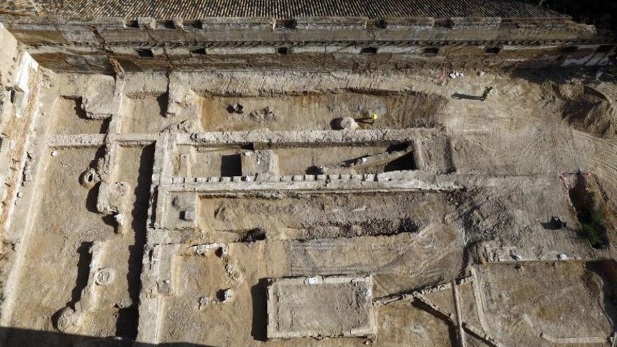 Imagen de la estructura que ha aparecido durante las primeras excavaciones en el solar del antiguo cuartel de Caballería, en el paseo María Agustín, 40.