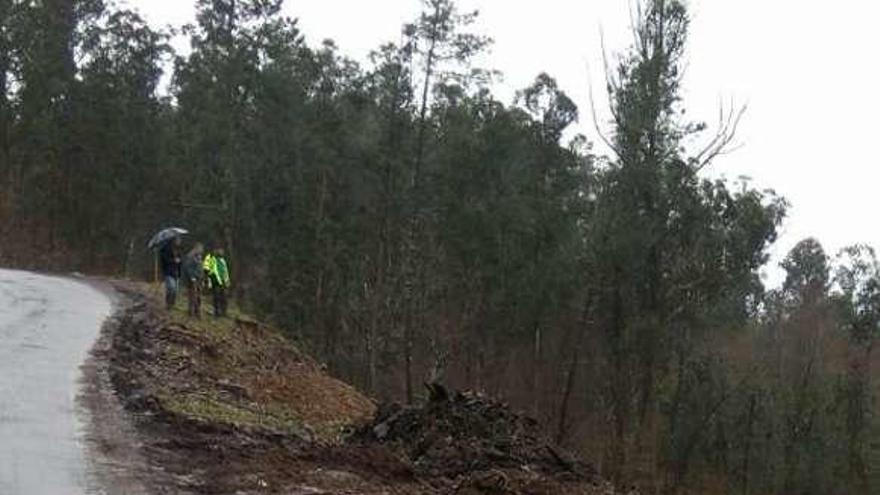 Tramo de la vía en el que se registró el accidente, a la izq., y el coche tras precipitarse por el terraplén.