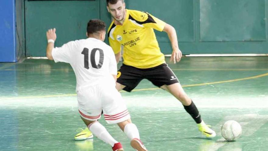 Un zamorano, con el balón, ante un rival.