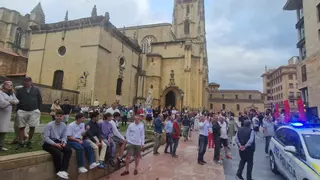 Alarma y caos junto a la catedral de Oviedo por la explosión de gas en un popular bar