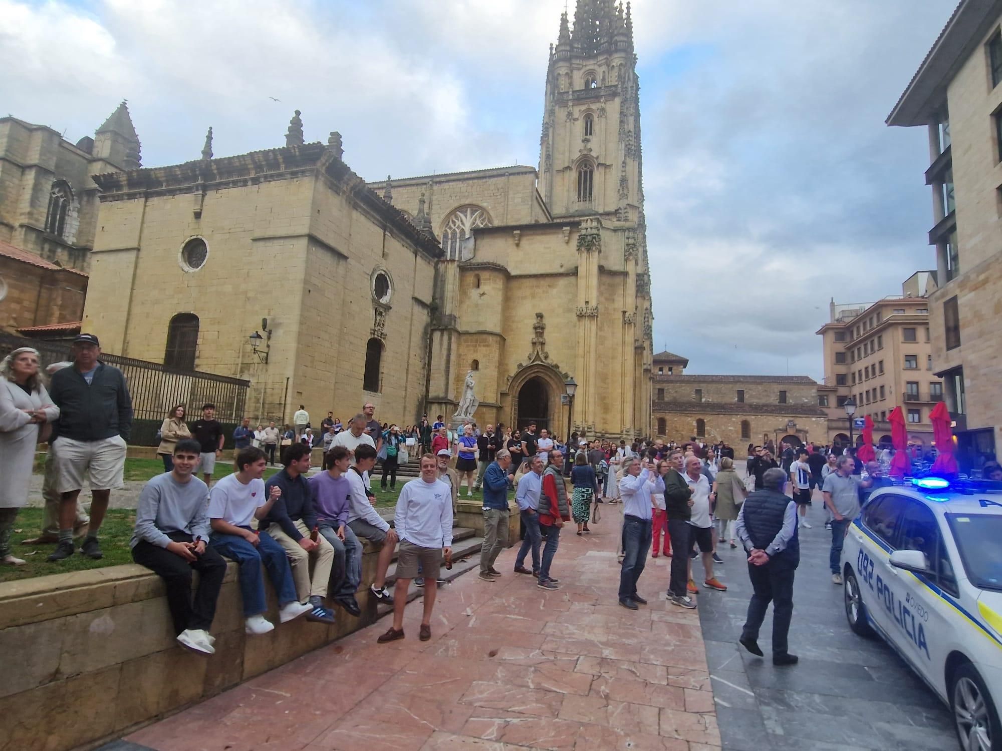 EN IMÁGENES: Caos junto a la Catedral de Oviedo tras la explosión de gas en un conocido bar
