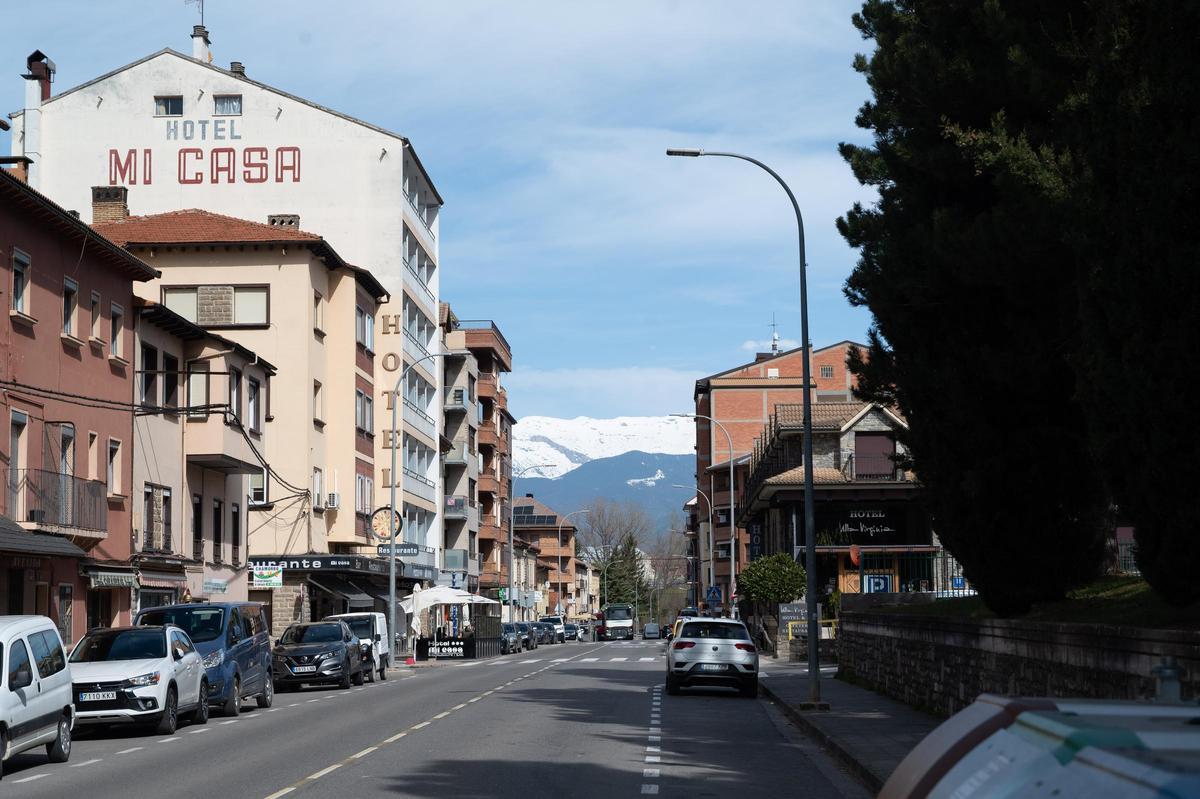 Sabiñánigo vive entre obras paralizadas y retenciones en carretera los domingos