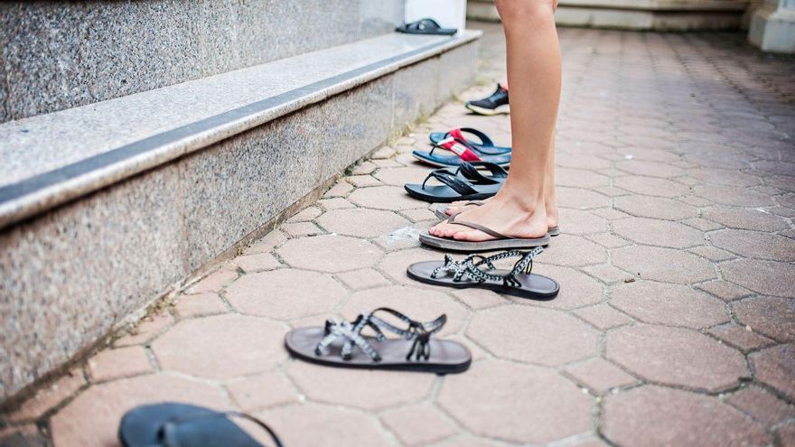 Ni chanclas ni bambas: un podólogo desvela el mejor calzado para verano si no quieres tener problemas en los pies