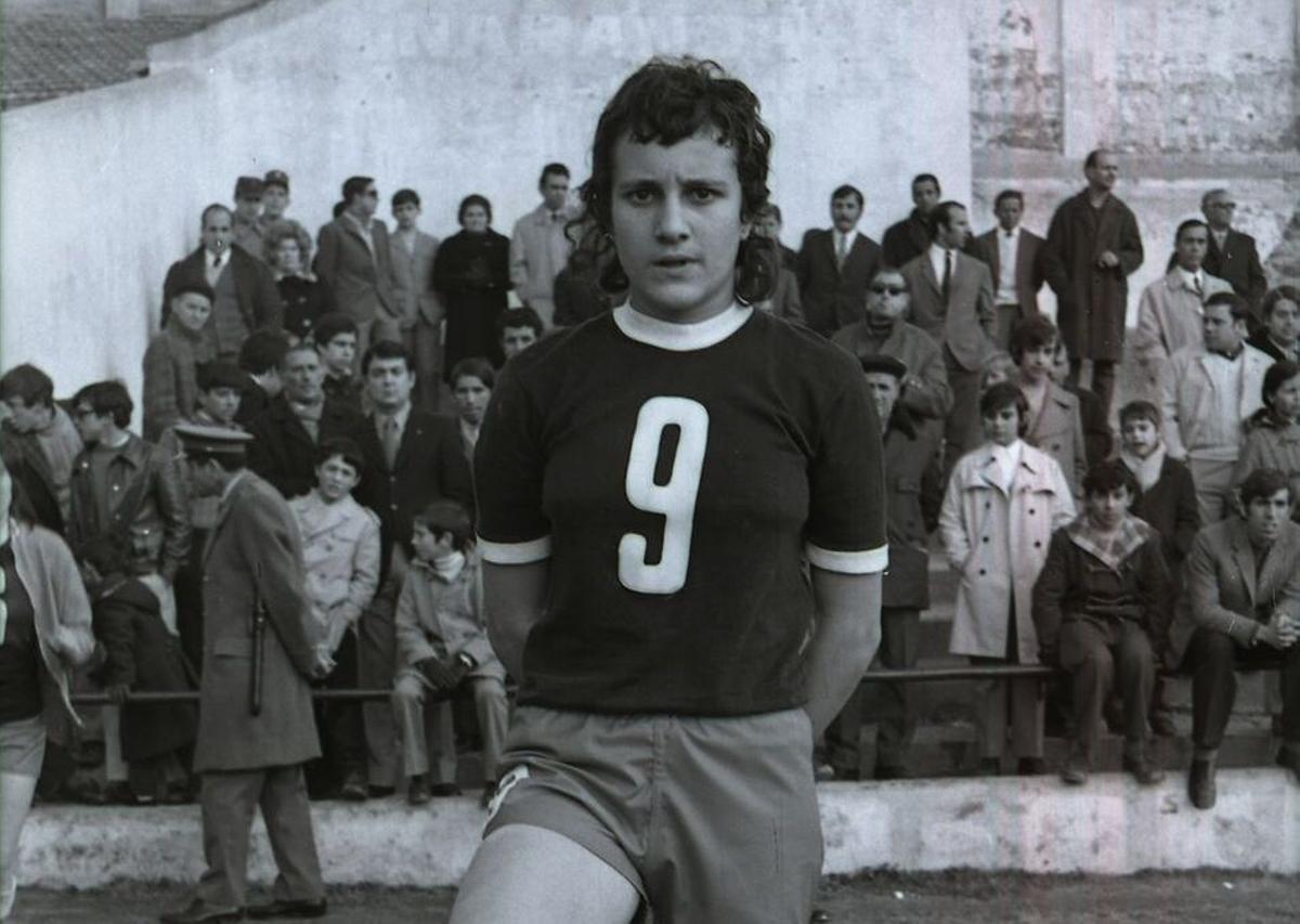 Conchi 'Amancio', con la camiseta del Olímpico de Madrid en un partido amistoso en 1972.