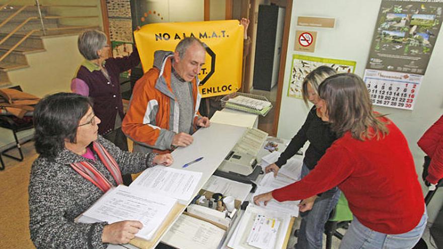 Membres de No a la MAT, entregant les al·legacions a Medi Ambient.