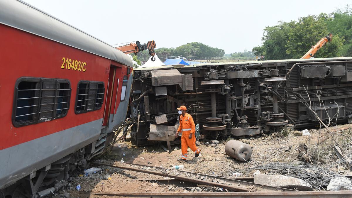 Imagen de archivo de un rescatista en el lugar de una colisión de trenes en el distrito de Balasore, en el estado de Odisha, en el este de India.