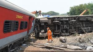 Archivo - Imagen de archivo de un rescatista en el lugar de una colisión de trenes en el distrito de Balasore, en el estado de Odisha, en el este de India