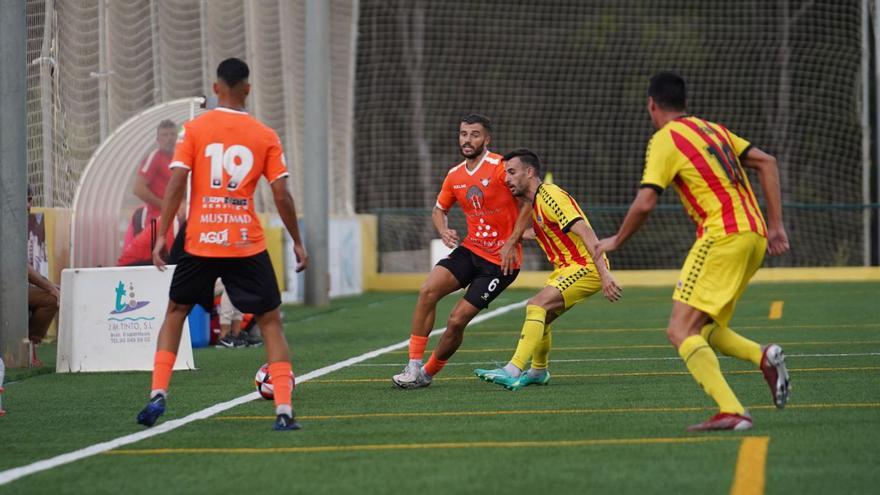 Lance del estreno en 2ª RFEF de la Penya Independent ante el Sant Andreu