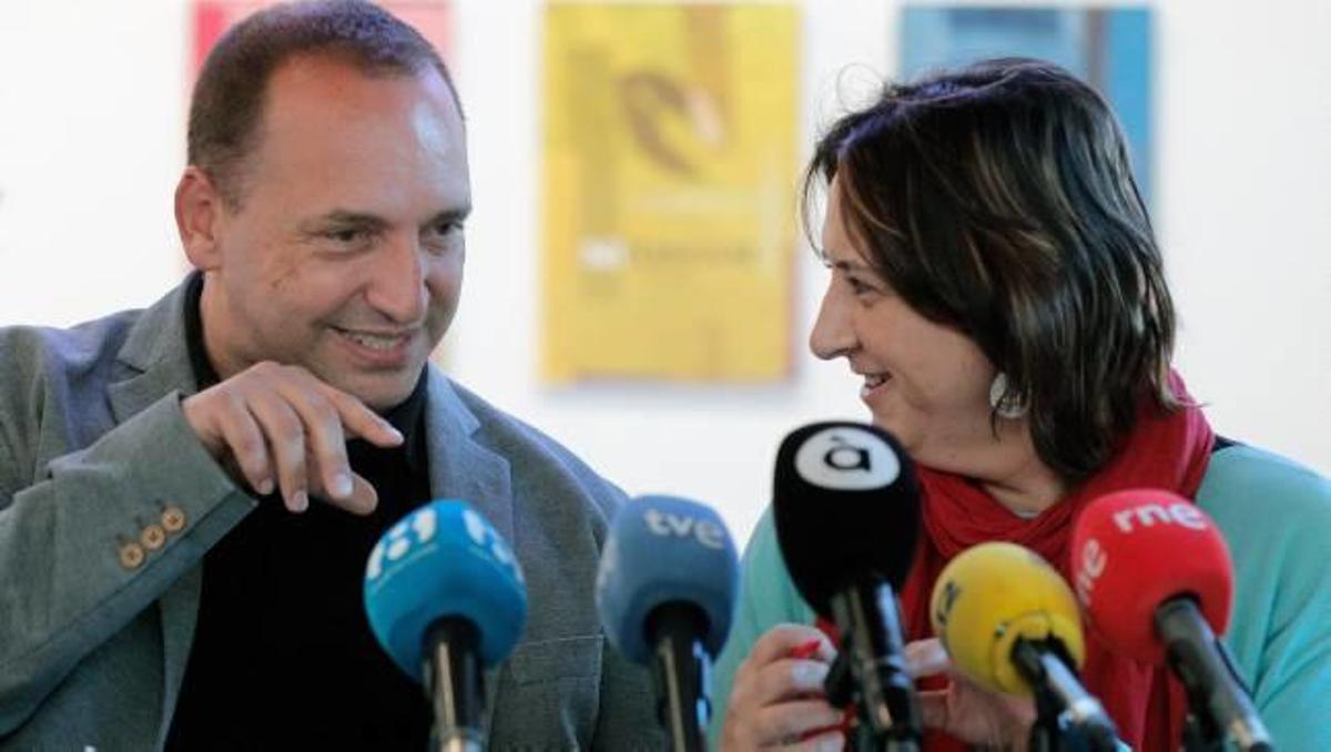 El candidato de Unidas Podemos a la Generalitat, Rubén Martínez Dalmau, junto a Rosa Pérez (EU).