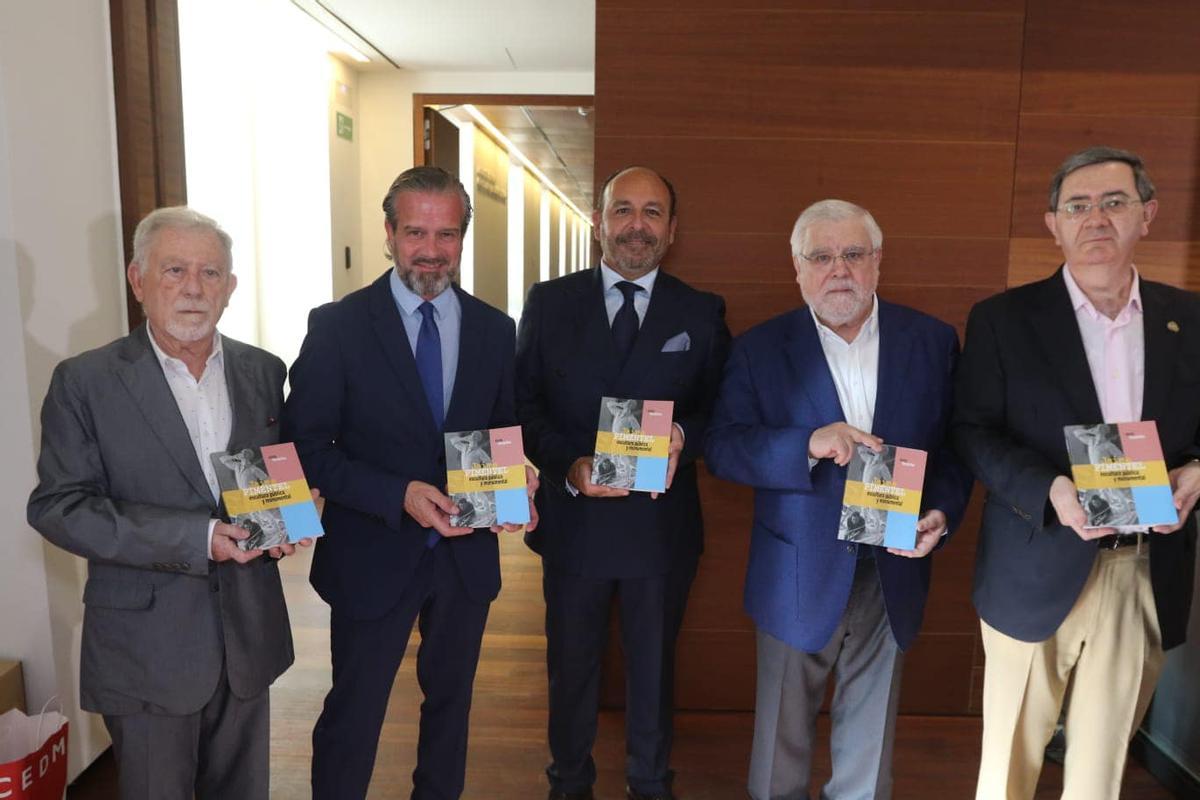 Adolfo Gandarillas, en el centro, en la presentación de su libro con el presidente de la Diputación y los académicos de San Telmo.