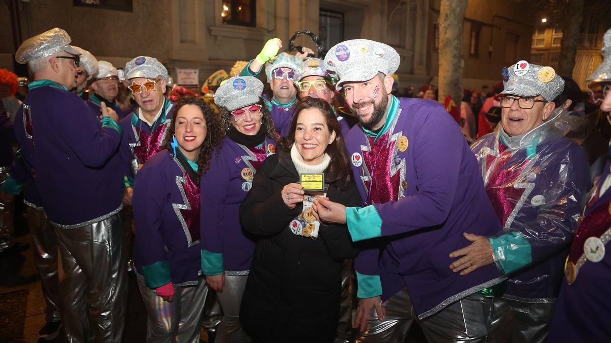 Los 'súbditos' del Momo celebran la llegada del Entroido contra viento y marea