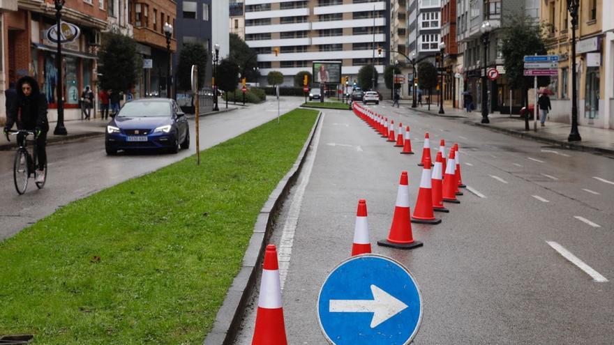 El inicio de los trabajos para ejecutar el carril bus de la avenida de la Costa, ayer.