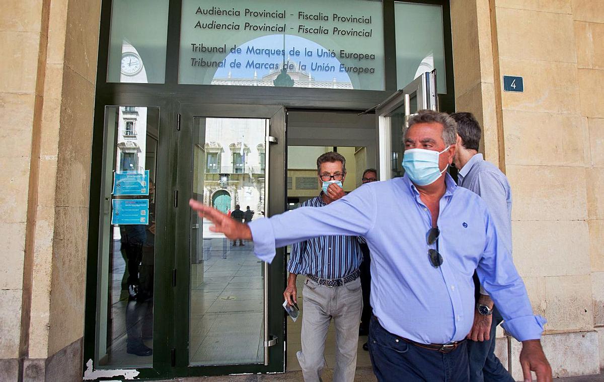 Enrique Ortiz, seguido de su hermano Virgilio, a la salida de la Audiencia. | JOSÉ NAVARRO